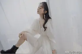 赵丽颖身穿泡泡袖白纱裙出席活动，搭配灵气编发，仙气十足图片