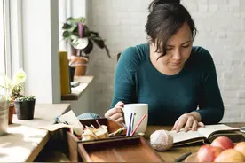 父母翻看孩子日记，这种行为原因是什么，你都知道吗？图片