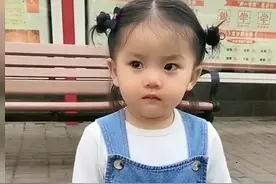 女孩强忍泪水，“咬牙切齿”的模样萌翻了，网友：奶凶奶凶的图片