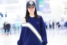 中年如何降低年龄感？董洁教你穿卫衣，小露香肩精致又可人图片
