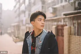 小说：飞机上邂逅的帅哥是我房东，那天他醉酒表白成我小狼狗男友图片