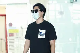 街拍：凌潇肃穿黑T恤配休闲短裤搭时尚凉拖，尽显型男帅气图片