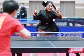 王楠光脚和孙颖莎PK，一代大魔王VS小魔王，场面好欢乐图片