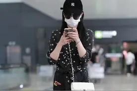 独家街拍：阚清子nike运动风+Chanel白色链条包 混搭潮味十足图片