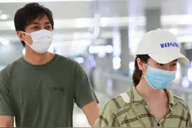夫妻感情真好！李晟获老公李佳航推行李，蹦蹦跳跳像个孩子图片