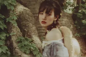 水边的穿蓝色连衣裙的少女图片