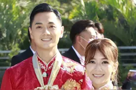 郑俊弘迎娶小9岁何雁诗，女方戴2钻戒全身金器，被催生五男两女图片