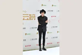 刘宇宁一袭黑色的西装，头戴黑色的渔夫帽，189的个子大长腿尽显图片