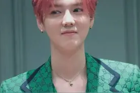 鹿晗穿深v瘦出排骨胸，脖子纤细不输女星，关晓彤蜂腰翘臀身材好图片