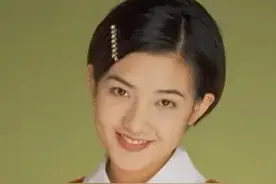 花臂纹身打唇钉，不结婚，还为男友割子宫？43岁的“小魔女”很好图片
