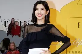 郭雪芙被低估了，穿半透紧身衣搭百褶裙清纯如少女，苗条身段撩人图片