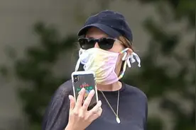 跟施瓦辛格女儿学孕期穿搭，小腹凸起也能时髦精致，别当邋遢孕妈图片