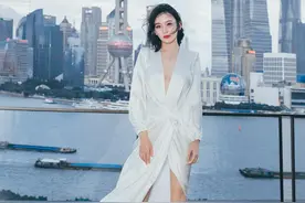 《知否》墨兰戏外开挂，一身白色深V开叉裙，这女神范娱乐圈少见图片