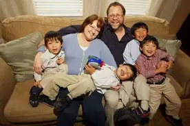 为何美国人特别热衷收养中国小孩？有4个“便宜”可占，难怪了图片