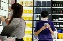 袁咏仪与儿子逛街，13岁儿子穿牛仔裤清瘦高挑，身材像极张智霖图片