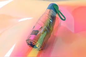 分手的前女友，只带走了这把伞图片