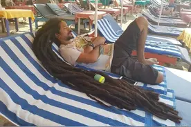 男子15年不理发，留1.8米长脏辫，乘飞机需要多占一个空位图片