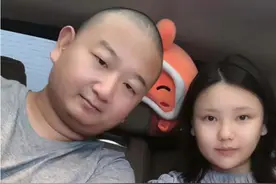 Giao哥喜得千金，爆红后娶娇妻开豪车，网红靠搞怪成功是常态图片