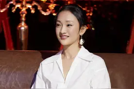 小个子女生穿白衬衫不一定要搭阔腿裤，学周迅搭配吸烟裤，好高级图片