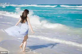 阳光下的大海，好蓝好美图片