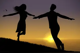 夫妇在夕阳下的爱#图片