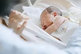 乱摸宝宝容易变傻，记住“三摸五不碰”，谨防亲戚下“黑手”图片