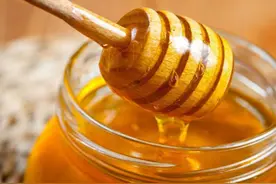 如何辨别真假蜂蜜？老蜂农教你4招，只需1根筷子，3秒辨出假蜜图片