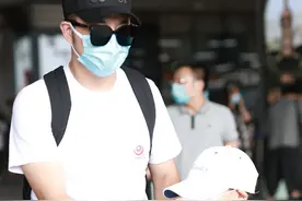 沙溢一身运动风休闲装现身机场，小鱼儿穿搭可爱和爸爸一起图片