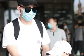 沙溢一身运动风休闲装现身机场，小鱼儿穿搭可爱和爸爸一起图片