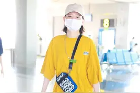 李斯丹妮黄色短T搭配运动裤，亮黄色的上衣成为一道风景线图片