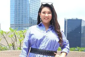 胖女孩穿连衣裙照样美，看郑欣宜就知道穿衬衫连衣裙裙显瘦又时髦图片