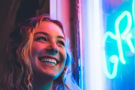 小白牙养成攻略，白到发光的笑容，着实令人羡慕（我柠檬了）图片