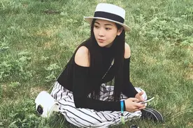 菅纫姿气质升华了，去郊外玩穿打底衫配条纹阔腿裤，竟意外时尚图片