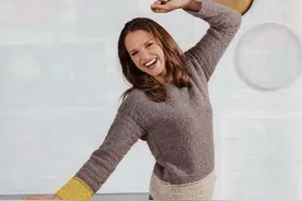 驼色套头衫，下摆和袖口拼色装饰，时尚大方，花色线背心简单漂亮图片