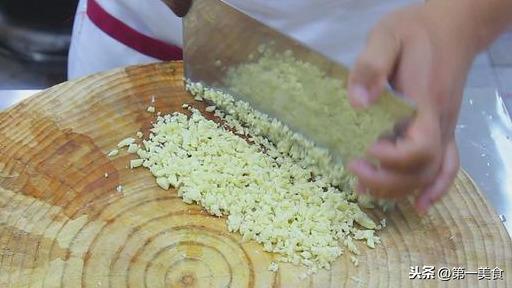 金针菇怎么做成凉菜？大厨简单操作，特别下酒，几下就能做好