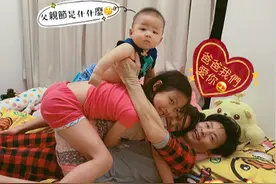 张晋罕晒三胎儿子照片！9个月大已能独自站立，两人对视画面温馨图片