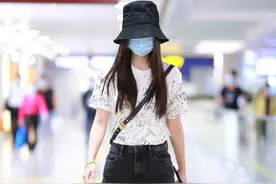 Angelababy现身，穿搭减龄漫画腿抢镜 元气渔夫帽甜美又俏皮图片