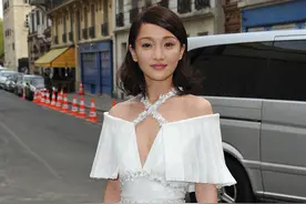 46岁周迅不见老，穿白色“绑带裙”秀身材，真是清新又甜美图片