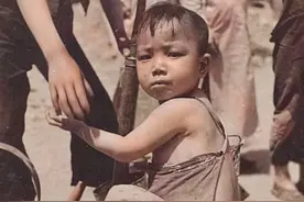 1939年4月的北京西单，这位穿开裆裤的京爷今年都80多了！图片