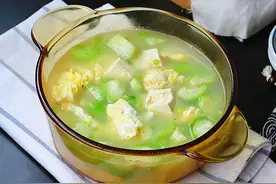 适合夏天喝的丝瓜豆腐煎蛋汤，汤汁奶白、丝瓜不黑有窍门图片