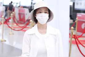 李纯白色大衬衫真酷！搭配牛仔中裤+小白鞋+渔夫帽，新淑女时髦范图片