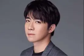 10年前被烧伤获赔5000万，从美男子变“丑八怪”，俞灏明现况如何图片