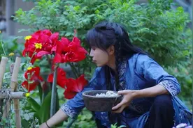中国大妈靠韭菜，就征服了外国人，基因天赋不是吹的图片