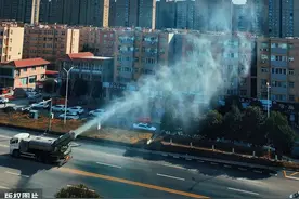 雾炮车上路喷洒“及时雨”，减轻杨絮扬尘图片