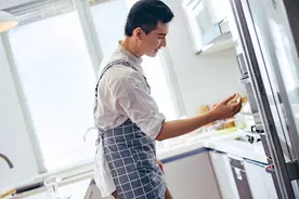 两种不同的表达爱意的方式，东北男人完败！他们根本不解风情图片