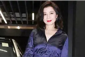 59岁钟楚红好时尚，穿宝蓝色长裙超优雅，巨适合五六十岁妈妈们图片