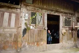 湖北老人住着8亿金丝楠木屋，却被当作贫困户，这是怎么回事？图片