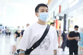 白举纲现身机场，穿搭阳光帅气有型，白色短袖搭配灰色裤子图片