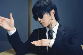华晨宇戴上眼镜，气质拿捏得太好了图片