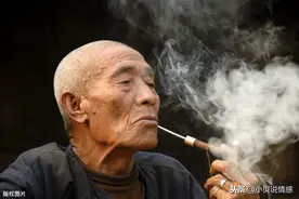 儿媳嫌弃农村公公，为什么结果后悔不已，2个儿媳说出答案图片